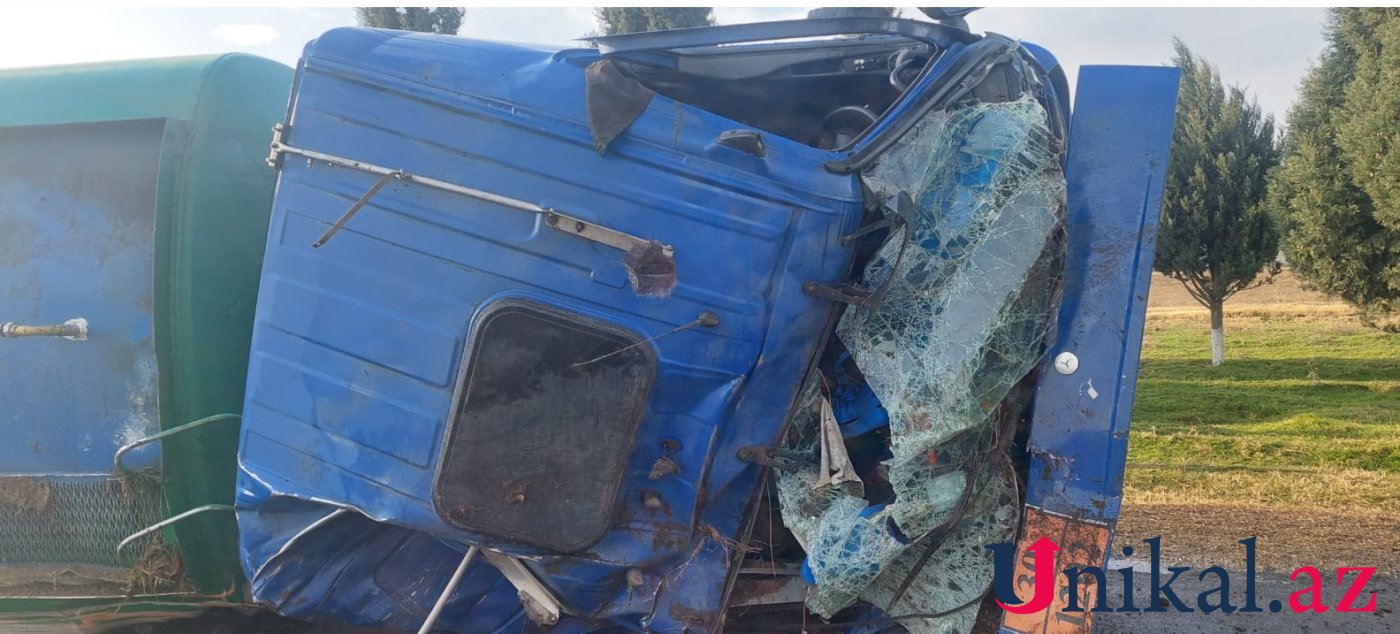 Samuxda yanacaq daşıyan maşın aşdı - Yola 40 ton benzin dağıldı (FOTO)